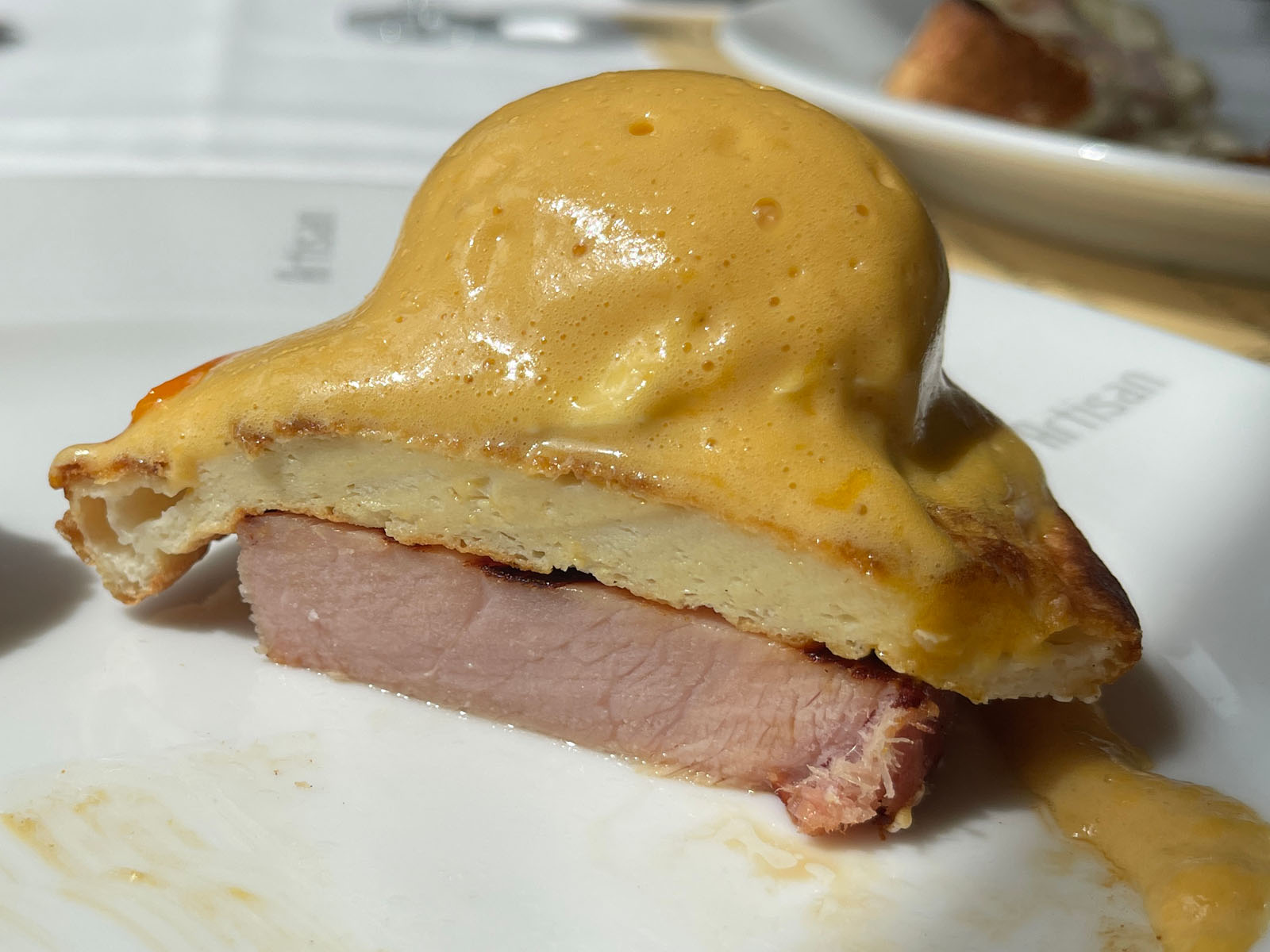 フランス料理 Artisan(アルティザン)で朝食のエッグベネディクト、クロックムッシュ食べた！