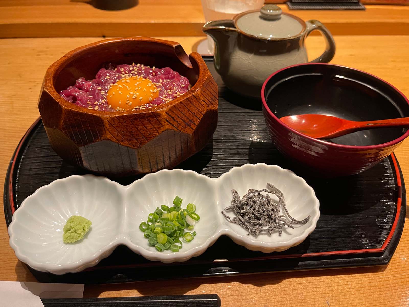 馬肉料理 小桜で「なま塩 馬ぶし」と「桜ユッケ丼定食」食べた！／横浜・元町