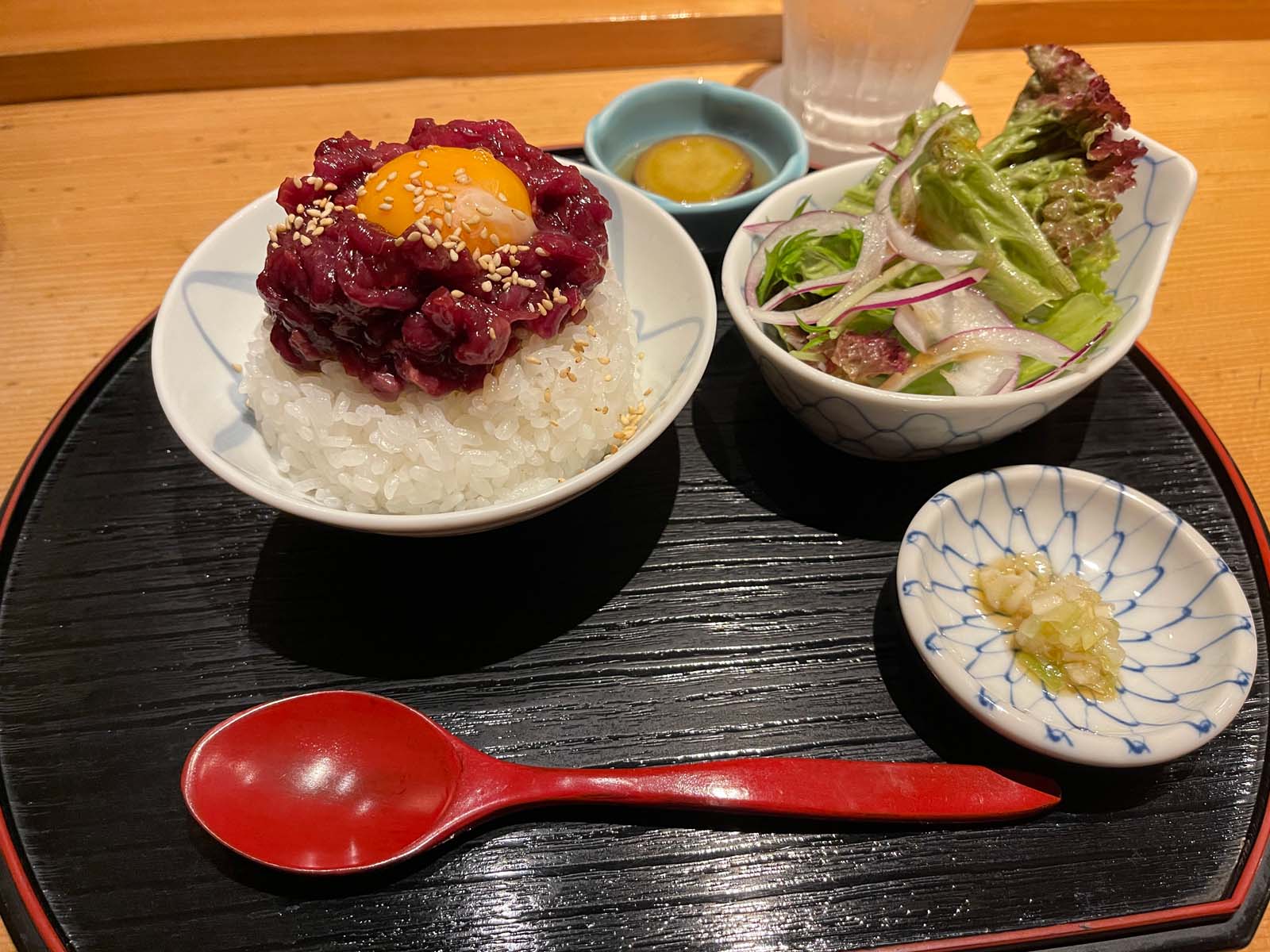 馬肉料理 小桜で「なま塩 馬ぶし」と「桜ユッケ丼定食」食べた！／横浜・元町