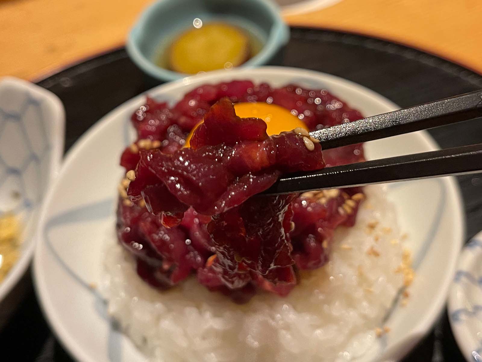 馬肉料理 小桜で「なま塩 馬ぶし」と「桜ユッケ丼定食」食べた！／横浜・元町