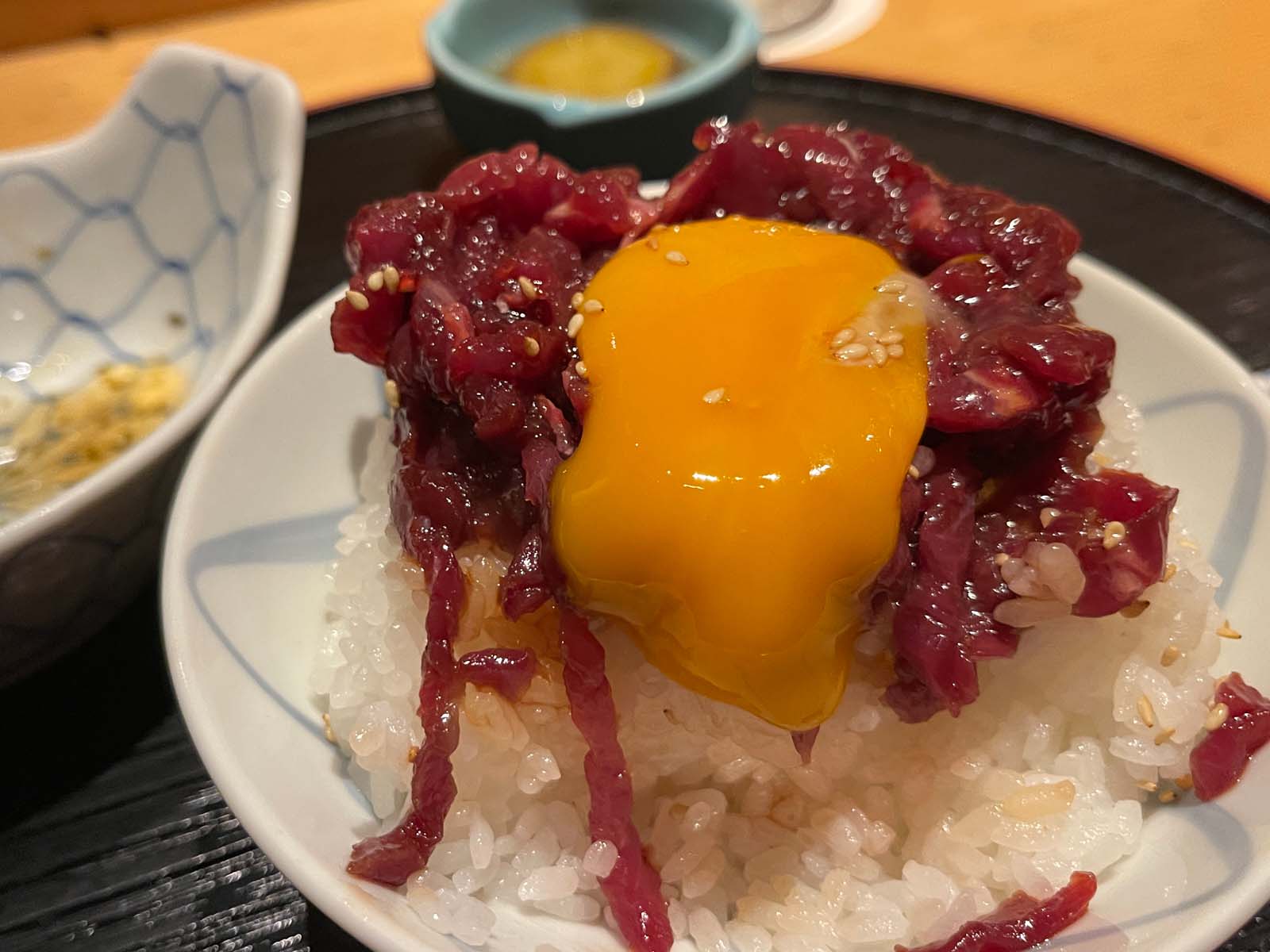 馬肉料理 小桜で「なま塩 馬ぶし」と「桜ユッケ丼定食」食べた！／横浜・元町