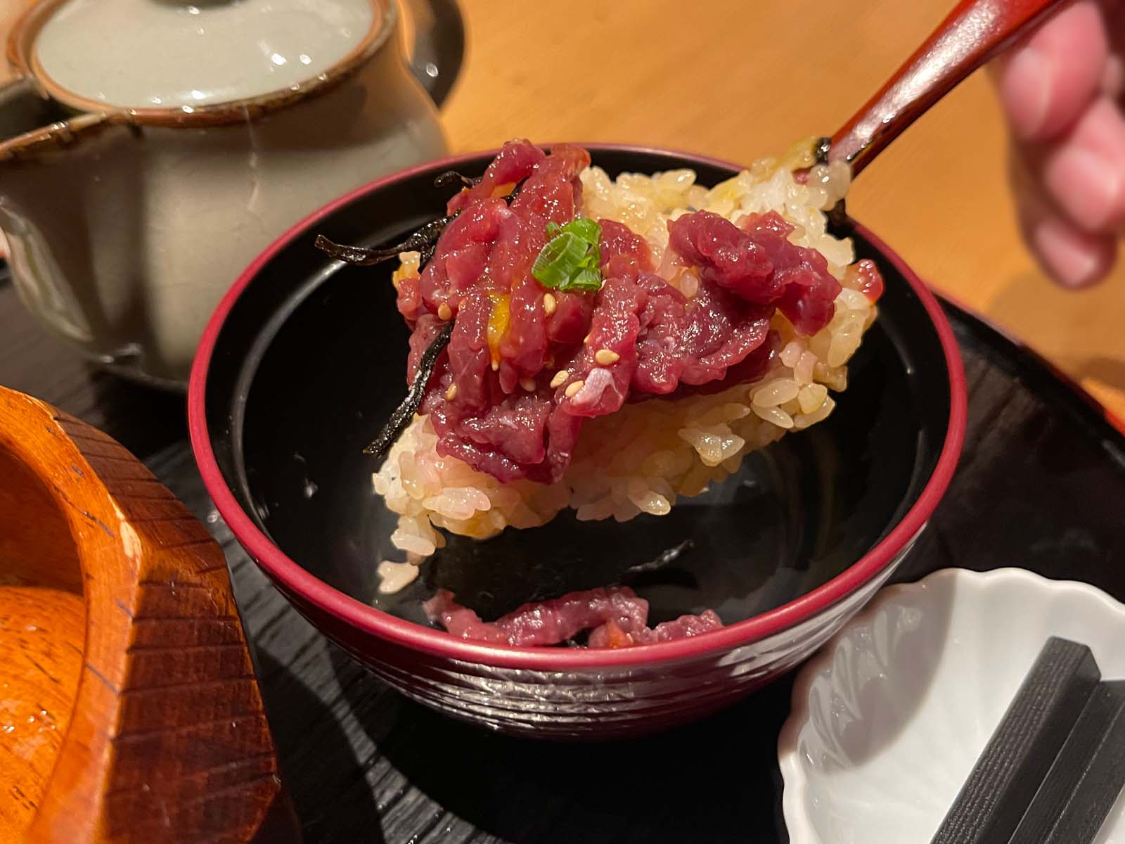 馬肉料理 小桜で「なま塩 馬ぶし」と「桜ユッケ丼定食」食べた！／横浜・元町