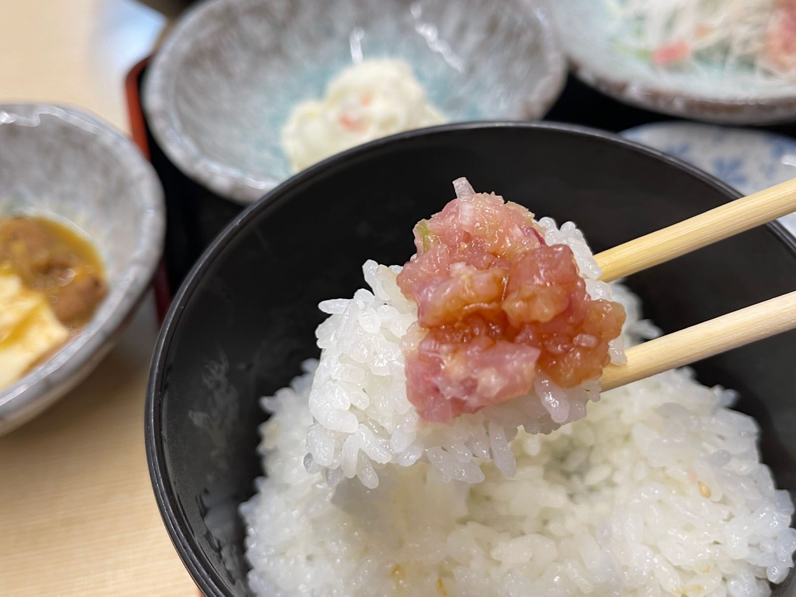 「もみじや」でブリなめろう定食、板ウニ付きB定食を朝食にたべたよ／横浜中央卸売市場