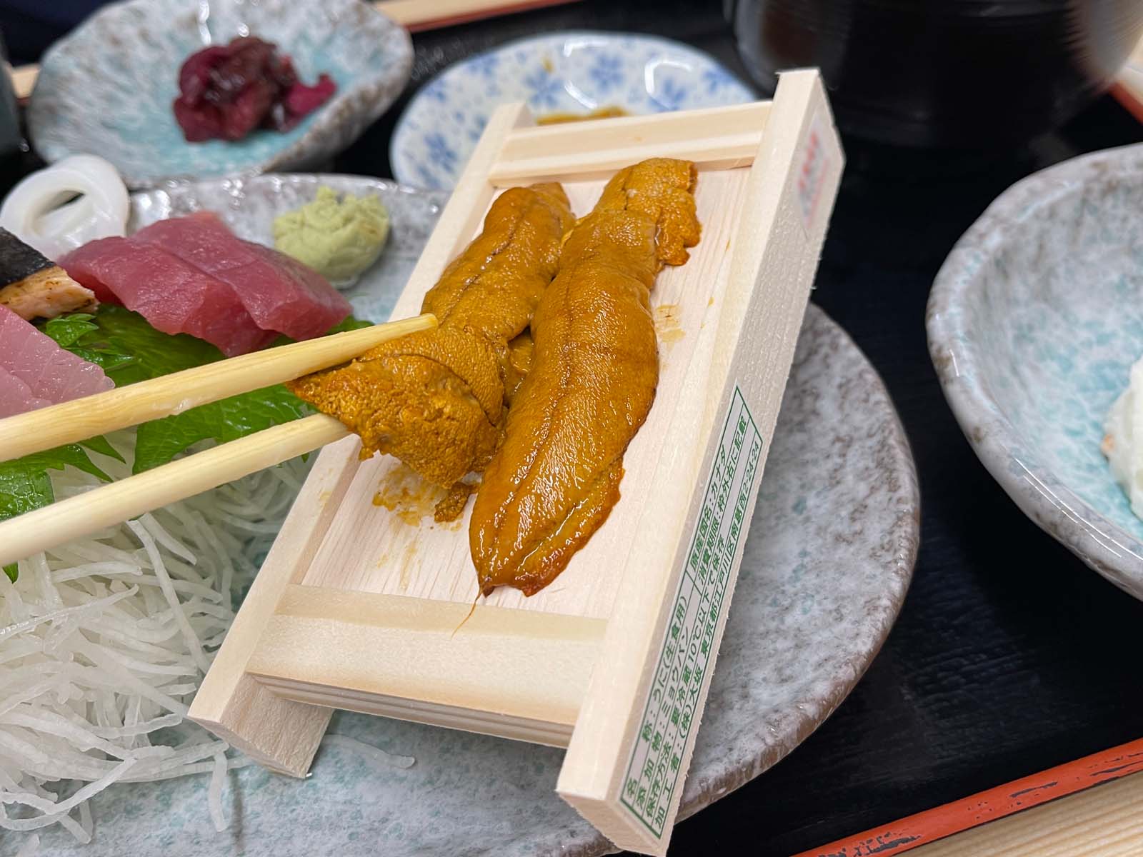 「もみじや」でブリなめろう定食、板ウニ付きB定食を朝食にたべたよ／横浜中央卸売市場