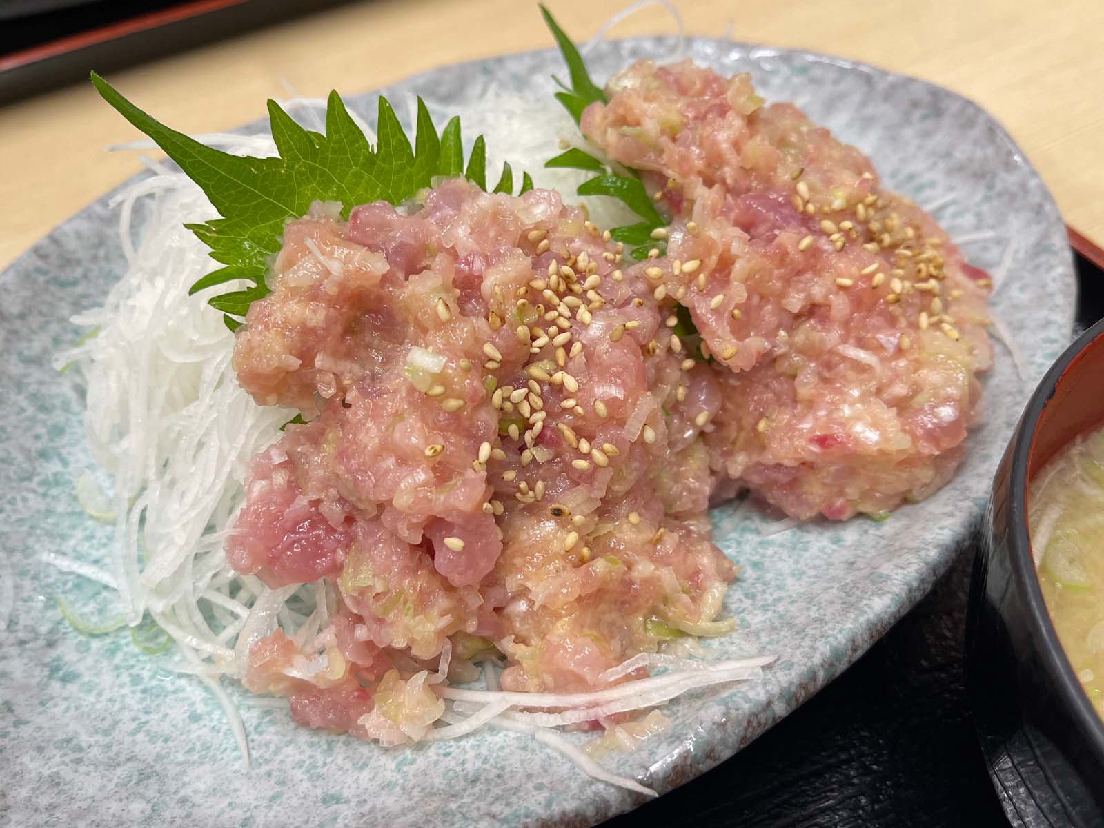 「もみじや」でブリなめろう定食、板ウニ付きB定食を朝食にたべたよ／横浜中央卸売市場