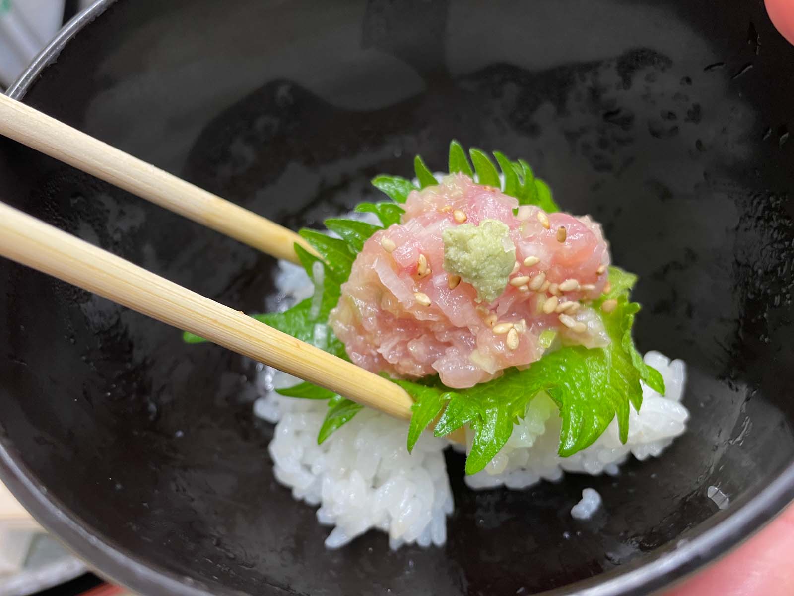 「もみじや」でブリなめろう定食、板ウニ付きB定食を朝食にたべたよ／横浜中央卸売市場