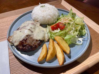 Cafe Hanamoriでチーズ&ハンバーグプレート、海老アボカドバゲットサンド食べた／横浜・馬車道