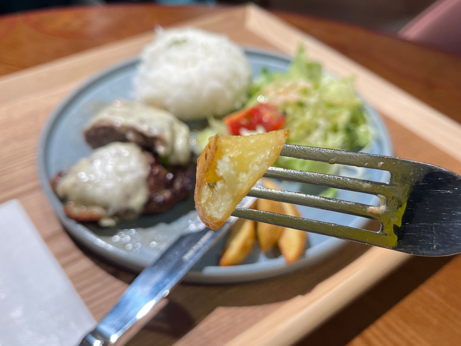 Cafe Hanamoriでチーズ&ハンバーグプレート、海老アボカドバゲットサンド食べた／横浜・馬車道