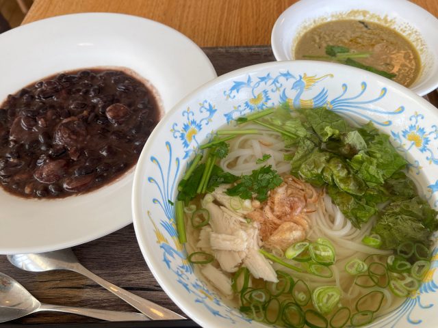 港が見えるレストラン ポートテラスカフェで鶏肉のフォー、フェジョアーダ、グリーンカレー食べた／JICA横浜