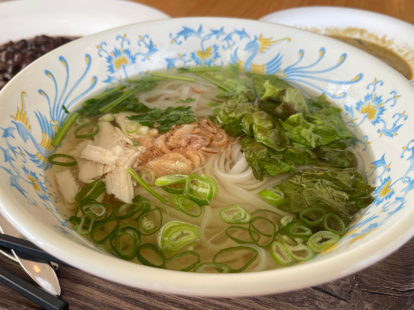 港が見えるレストラン ポートテラスカフェで鶏肉のフォー、フェジョアーダ、グリーンカレー食べた／JICA横浜