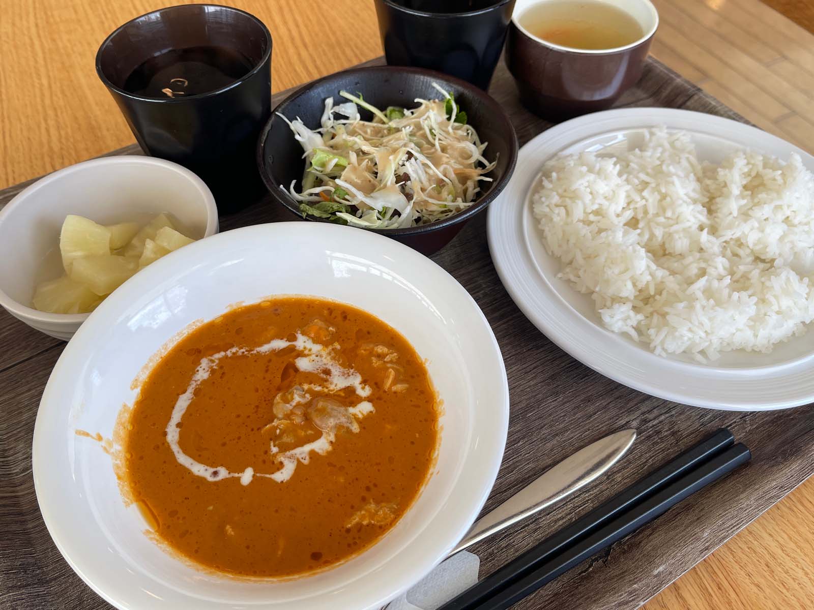 港が見えるレストラン ポートテラスカフェで鶏肉のフォー、フェジョアーダ、グリーンカレー食べた／JICA横浜