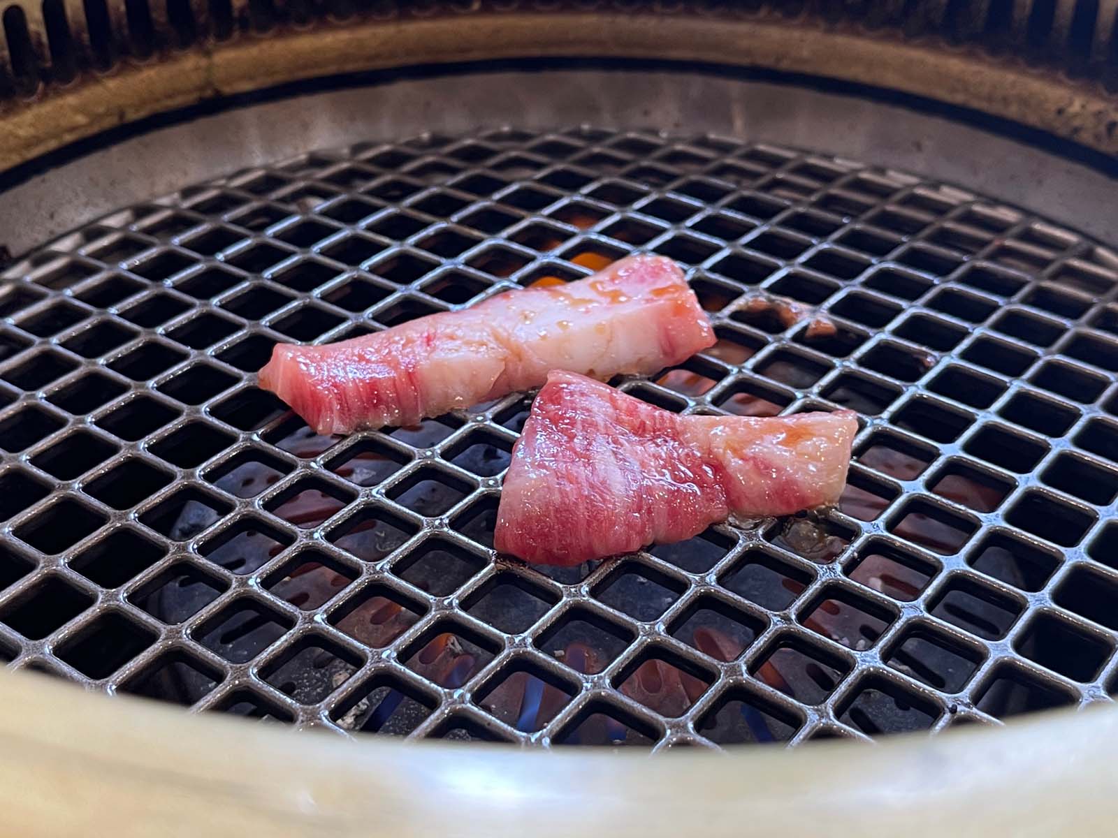 焼肉「関内苑 本店」で人気の和牛定食と、胃に優しいおかゆの人参コムタン定食食べた！／横浜・関内