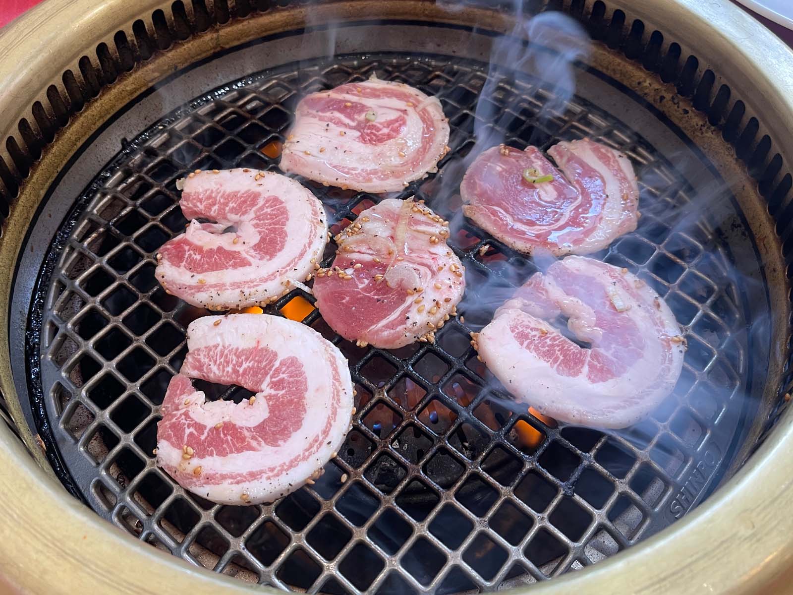 焼肉「関内苑 本店」で人気の和牛定食と、胃に優しいおかゆの人参コムタン定食食べた！／横浜・関内