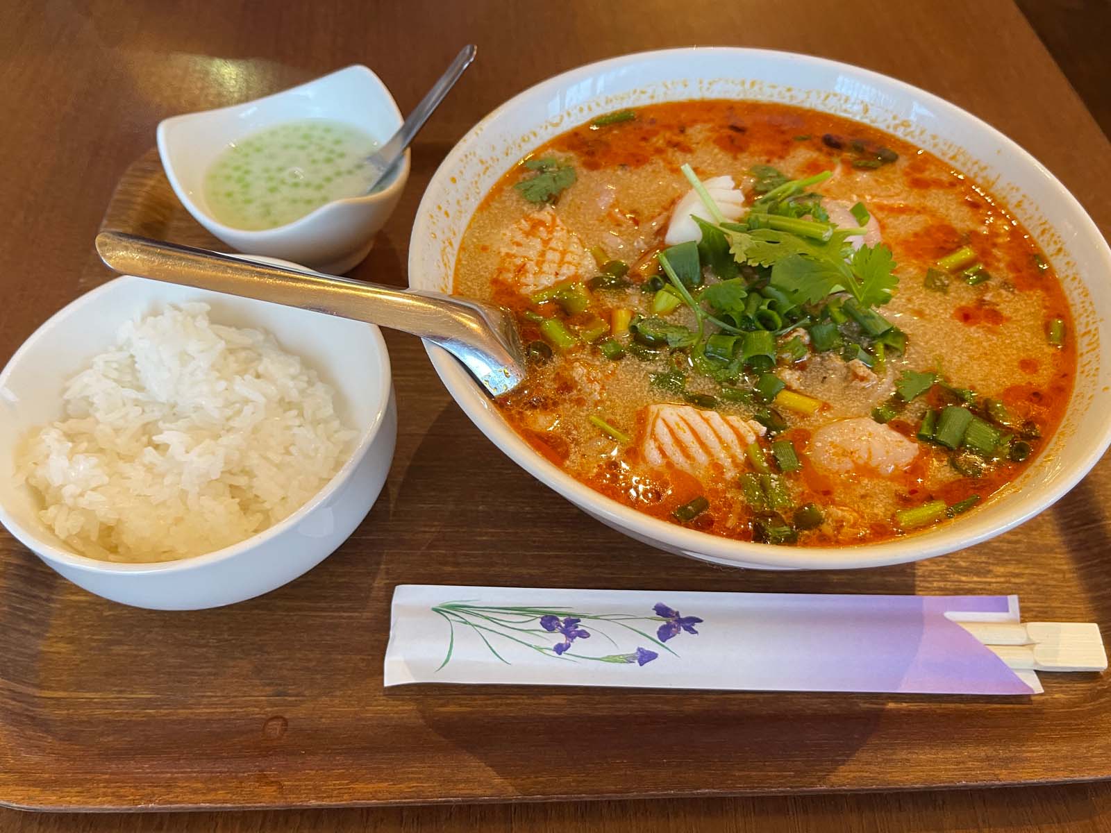 タイ料理のボァトゥンでランチのトムヤムクンラーメン・タレーパッポンカレー食べた！／横浜・関内