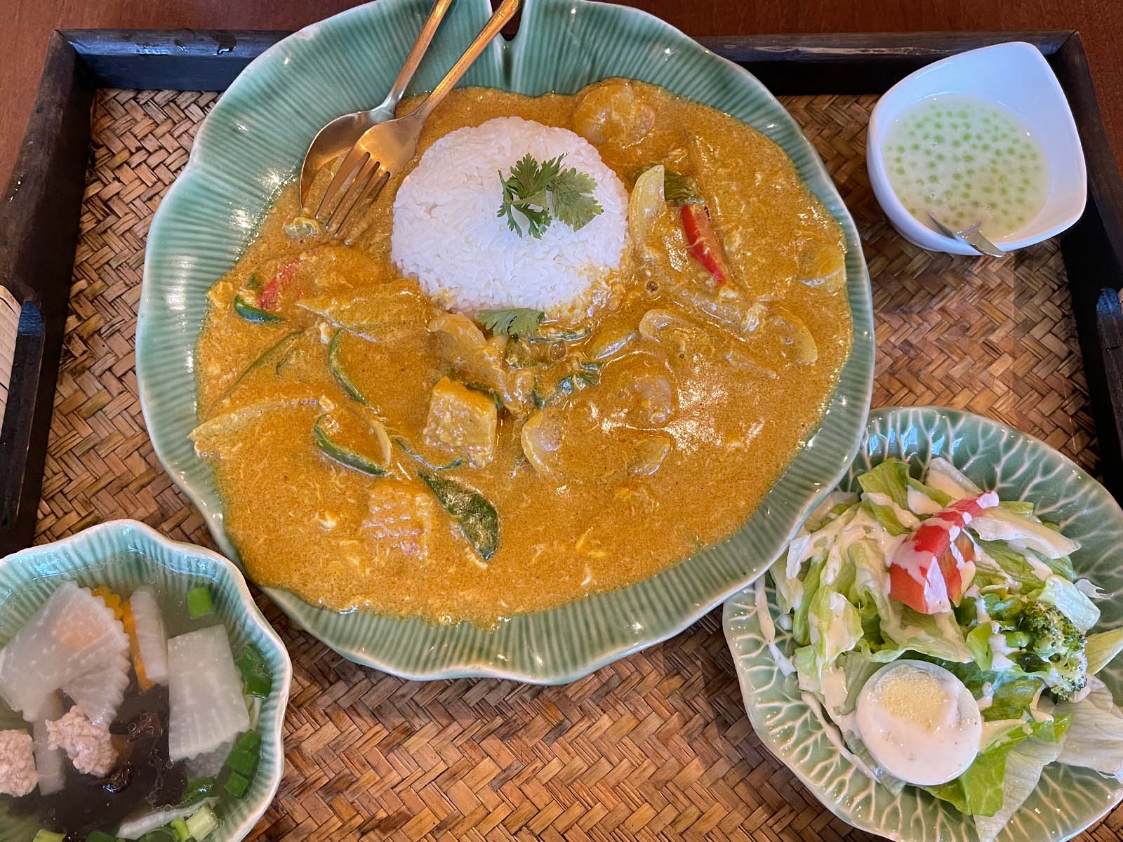 タイ料理のボァトゥンでランチのトムヤムクンラーメン・タレーパッポンカレー食べた！／横浜・関内