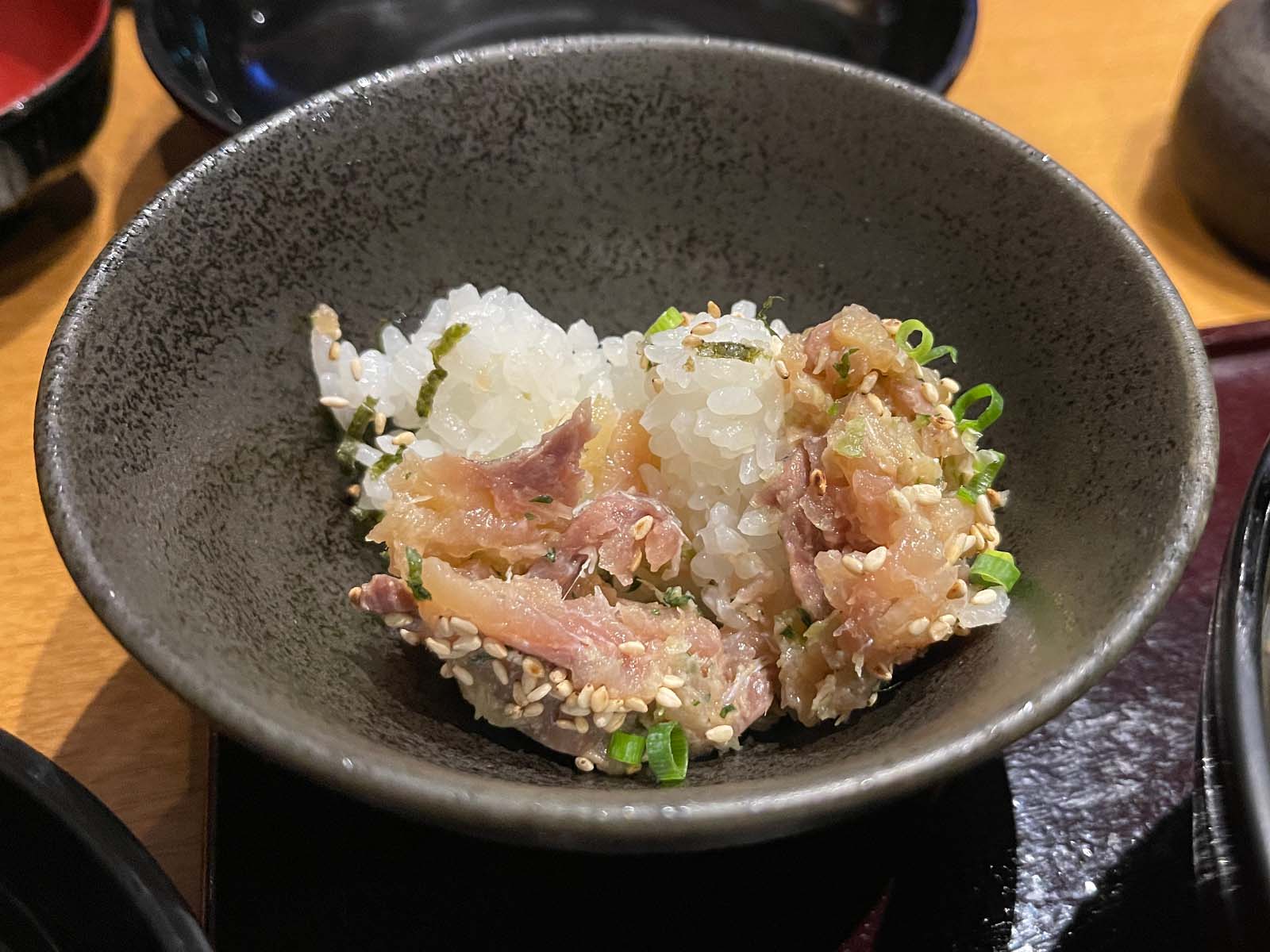 魚バル「まぶしや」でランチの"鯵のなめろうひつまぶし"と"生本マグロ丼"食べた！／横浜・関内