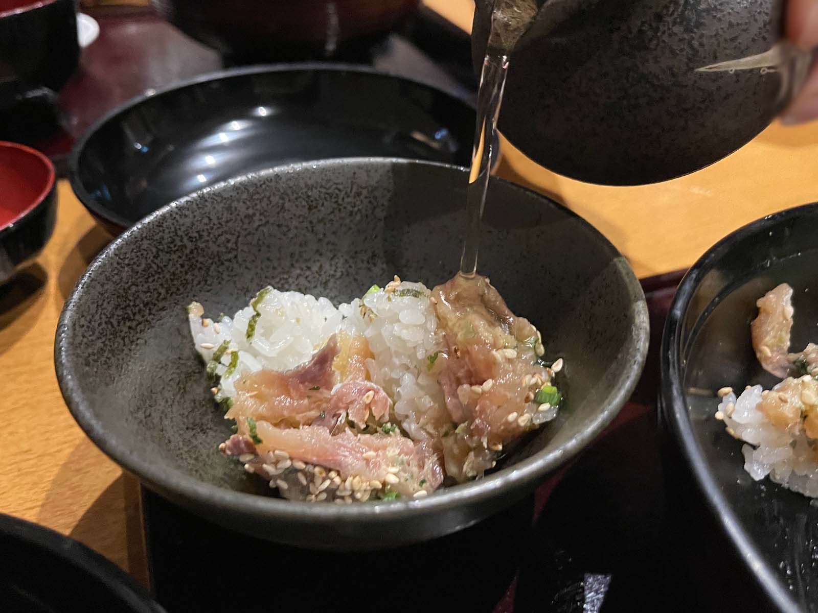 魚バル「まぶしや」でランチの"鯵のなめろうひつまぶし"と"生本マグロ丼"食べた！／横浜・関内