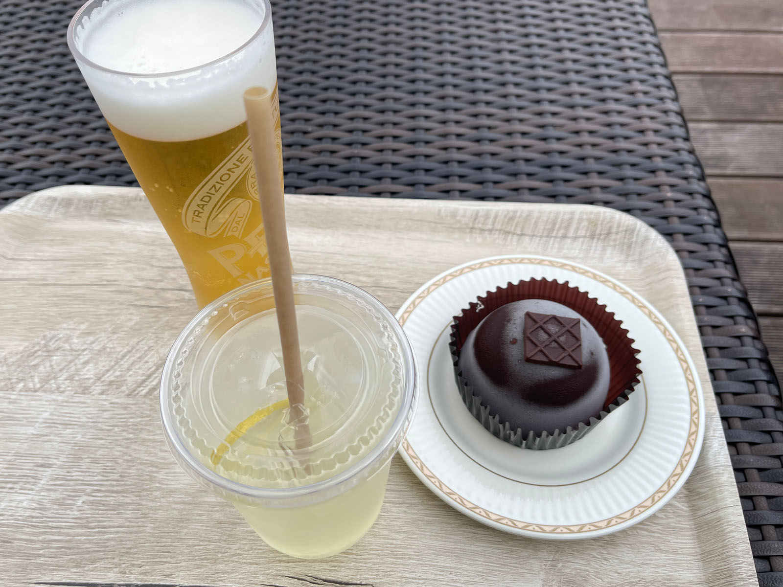 港が見えるカフェで瀬戸内レモンレモネードと濃厚チョコアイスケーキと食べたよ／JICA横浜・ポートテラスカフェ