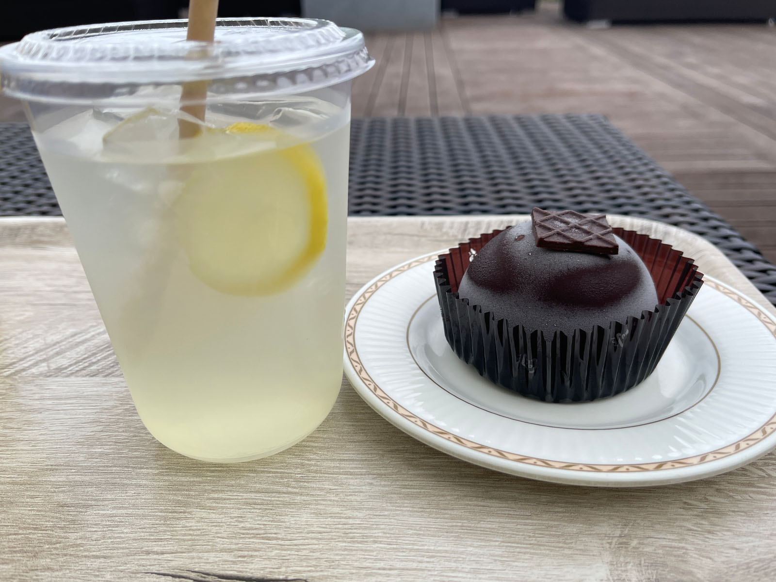 港が見えるカフェで瀬戸内レモンレモネードと濃厚チョコアイスケーキと食べたよ／JICA横浜・ポートテラスカフェ