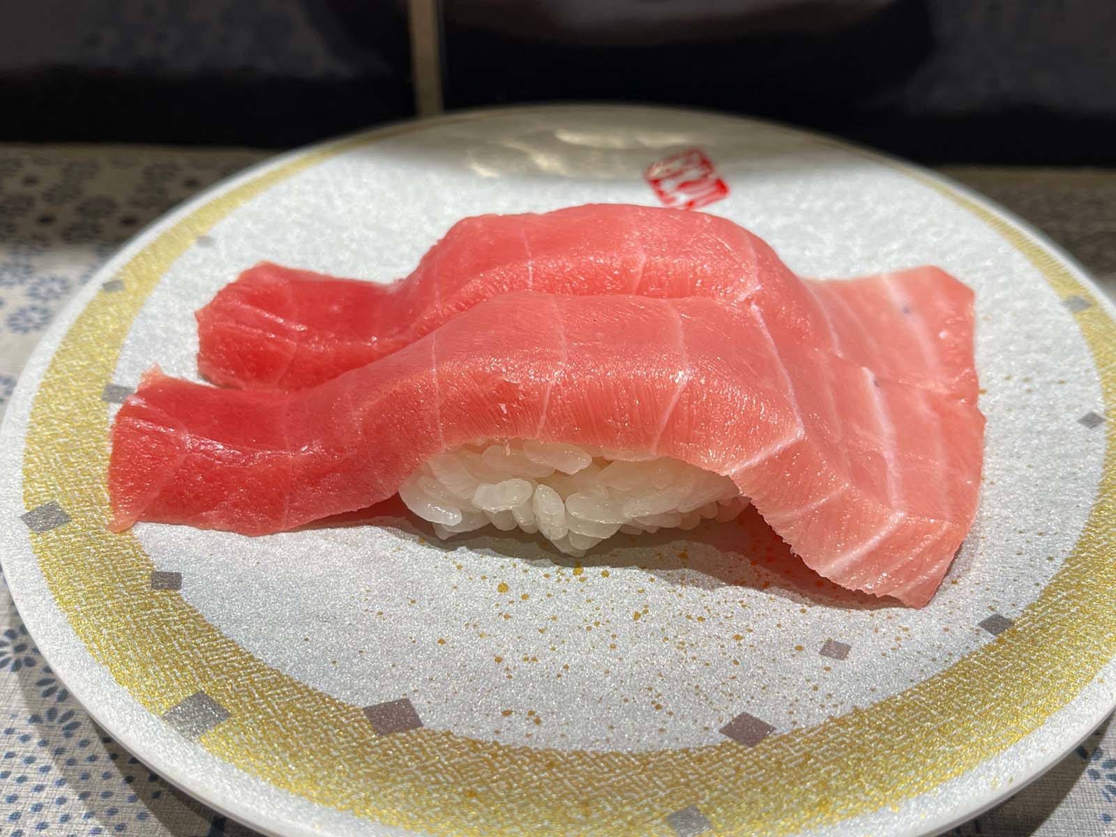 まぐろ問屋「恵み」で本まぐろ赤身・中とろ・しまあじ・天然水 極サーモン握り食べたよ！／横浜ワールドポーターズ