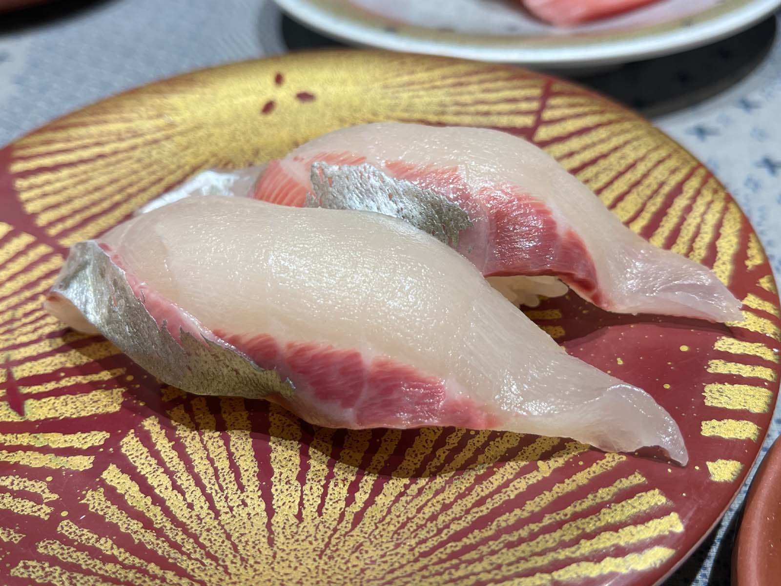 まぐろ問屋「恵み」で本まぐろ赤身・中とろ・しまあじ・天然水 極サーモン握り食べたよ！／横浜ワールドポーターズ