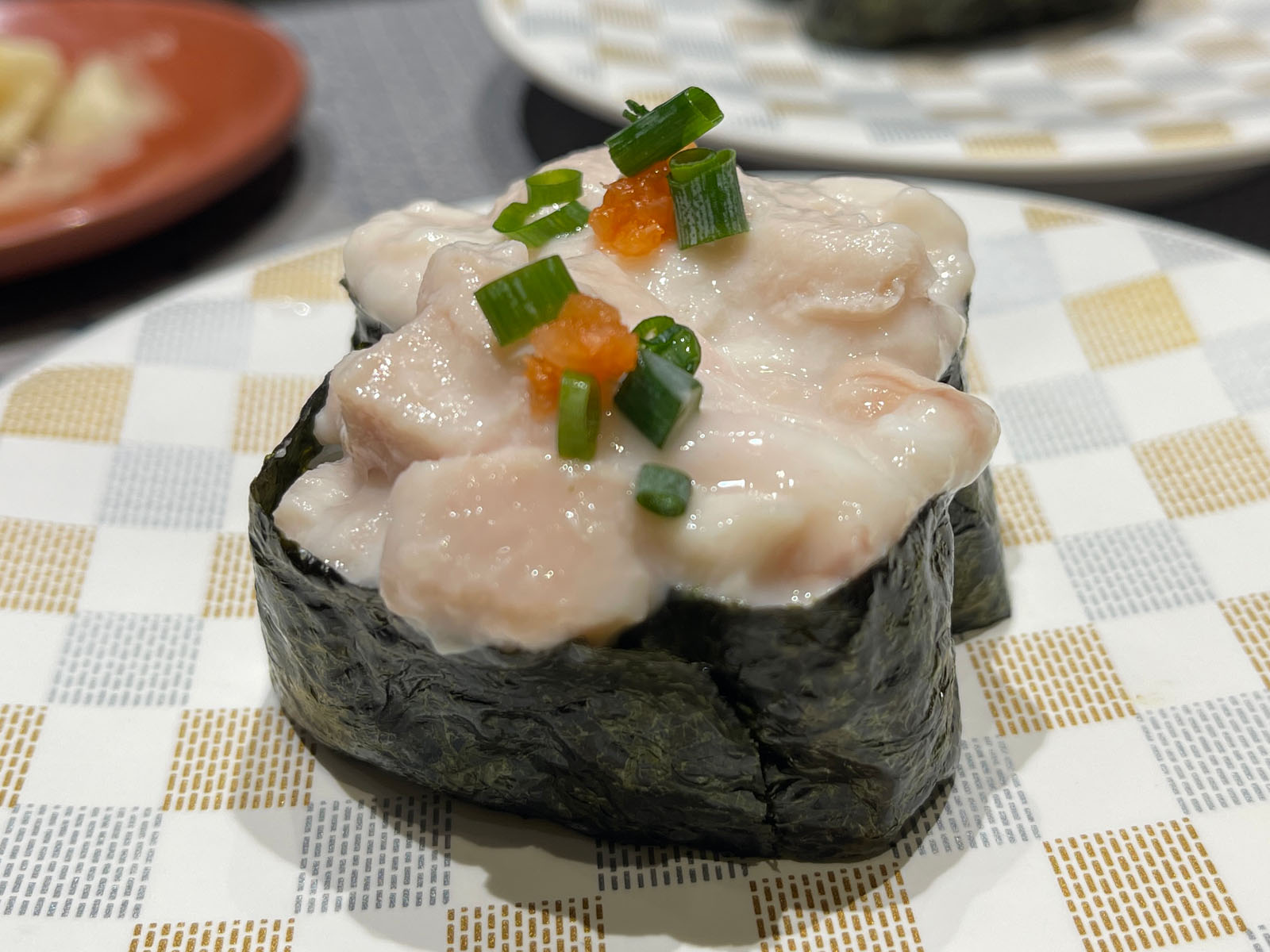 まぐろ問屋「恵み」で本まぐろ赤身・中とろ・しまあじ・天然水 極サーモン握り食べたよ！／横浜ワールドポーターズ