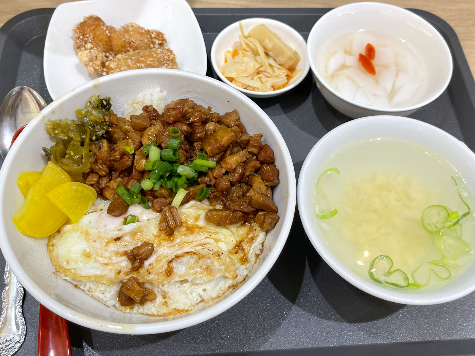 「台湾祭ストア」で魯肉飯(ルーローハン)・唐揚げ・杏仁豆腐セット食べたよ／横浜ワールドポーターズ