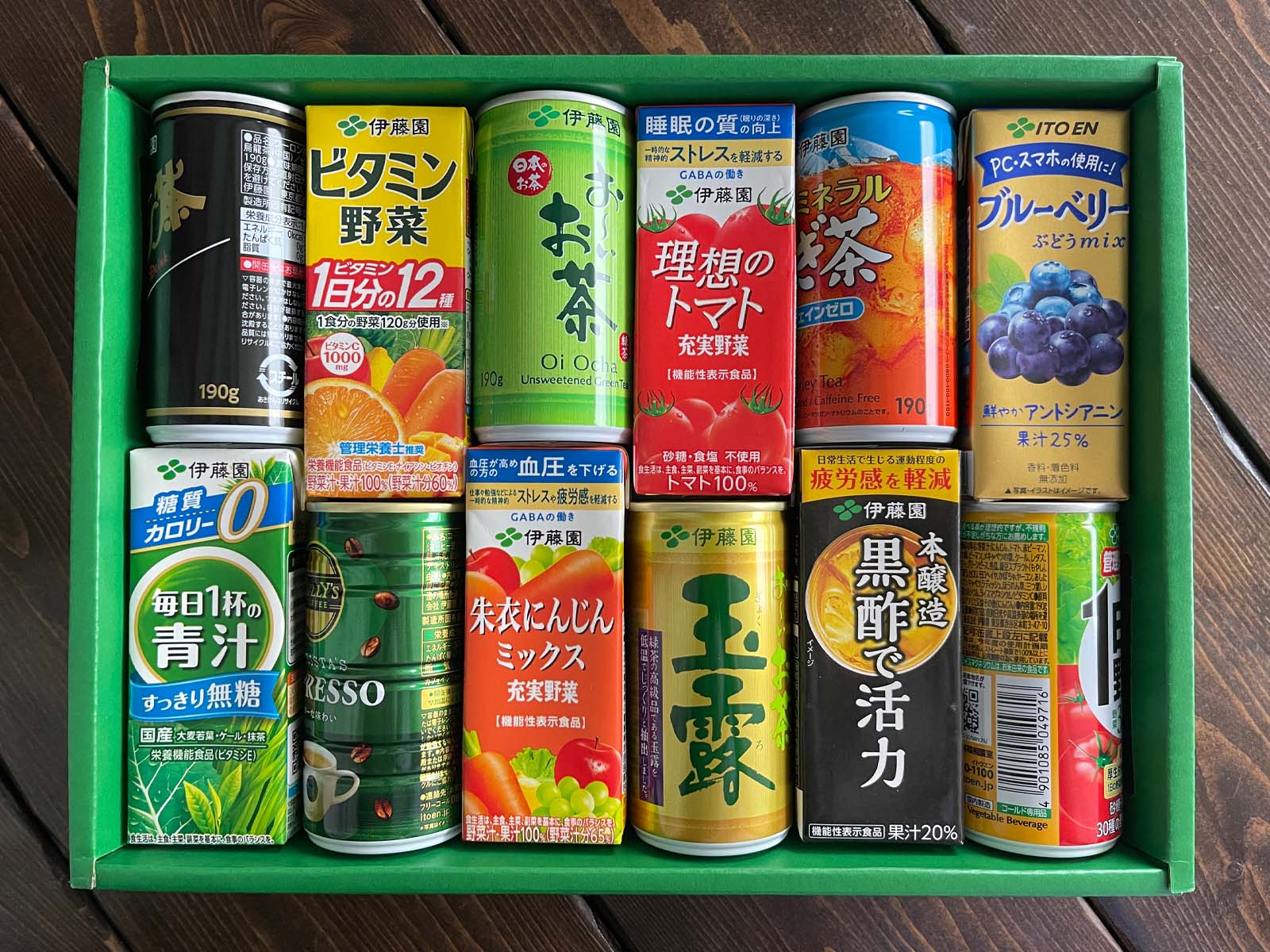 伊藤園(2593)の株主優待で、缶とパックの青汁・トマトジュース・むぎ茶・コーヒー・野菜ジュースなどきた！