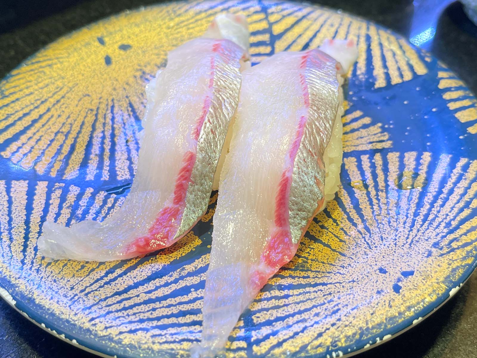 「回し寿司 活美登利」で特大生ほたて・しまあじ・トラウトサーモンなど回転寿司食べた！／横浜スカイビル店