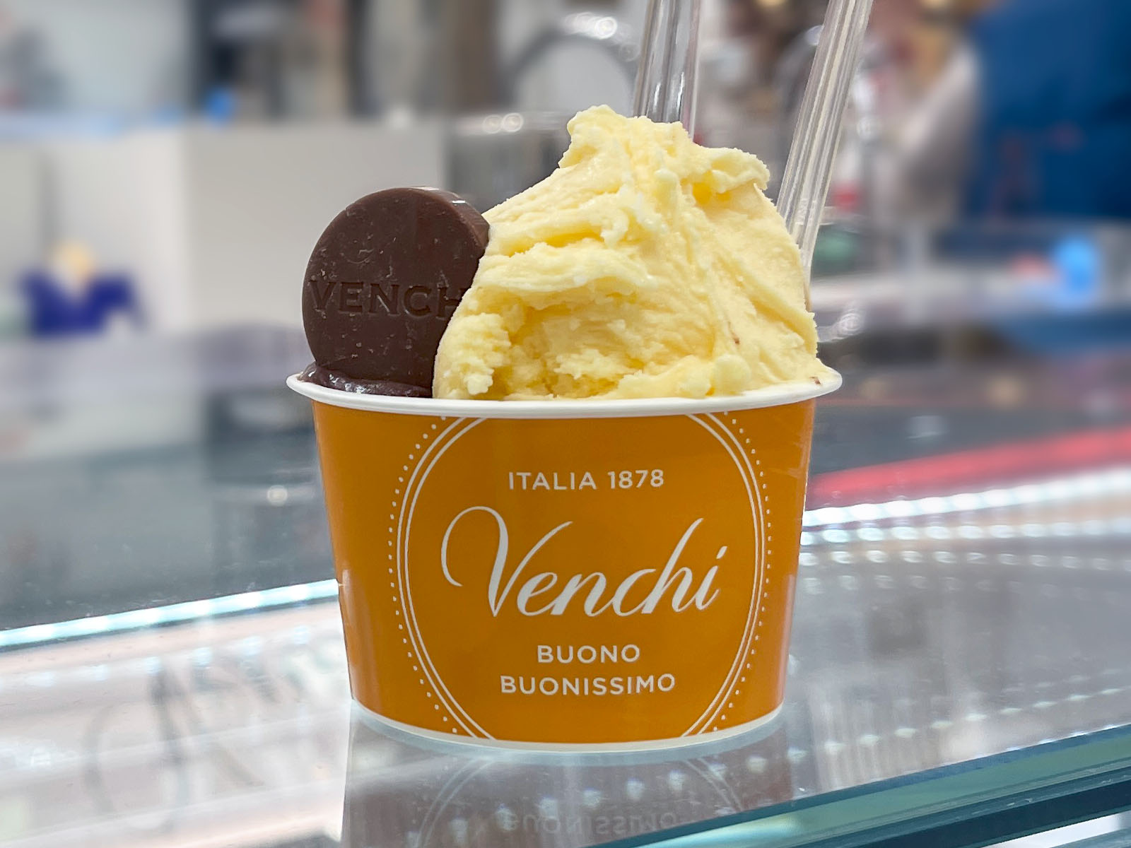 イタリアの老舗ジェラテリア「Venchi(ヴェンキ)」のヴェンキクリーム & チョコビア75%ジェラート食べたよ！／横浜そごう店