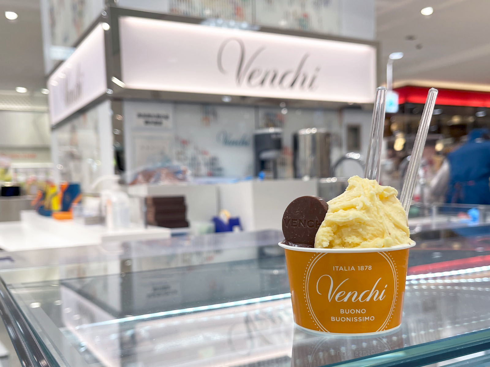 イタリアの老舗ジェラテリア「Venchi(ヴェンキ)」のヴェンキクリーム & チョコビア75%ジェラート食べたよ！／横浜そごう店