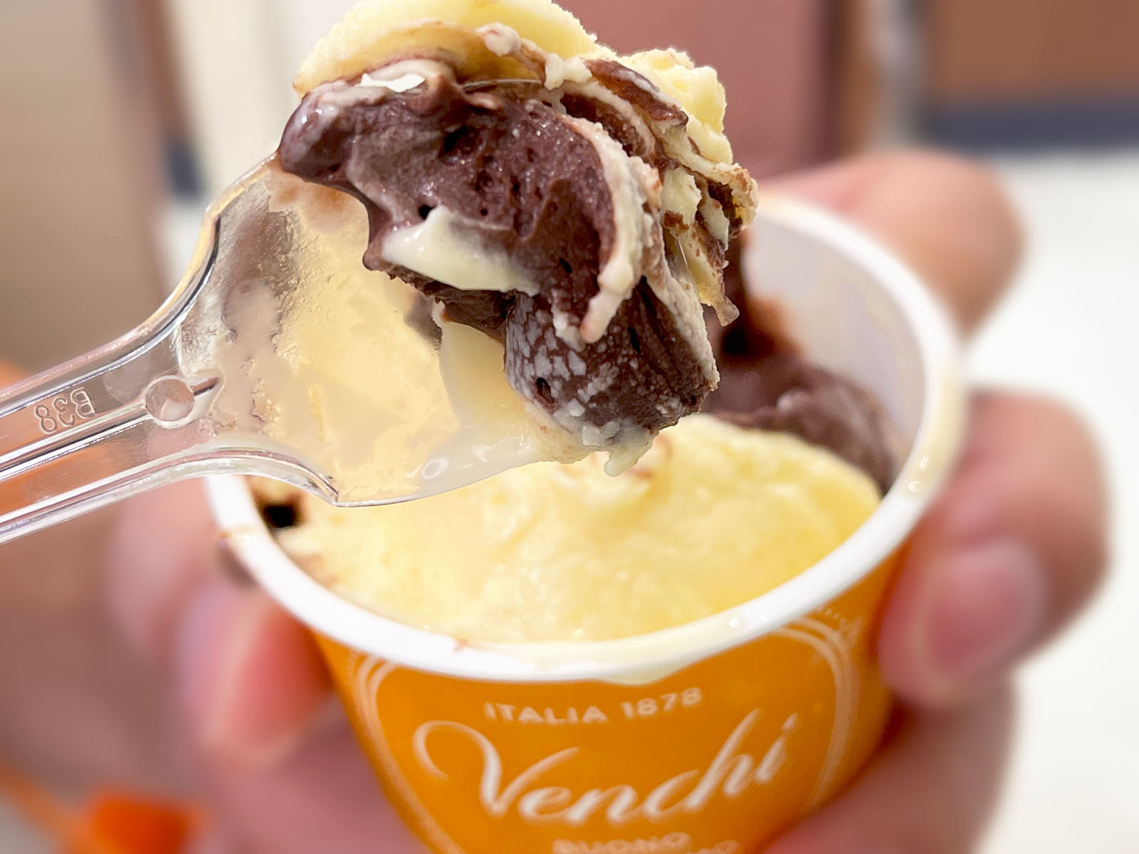 イタリアの老舗ジェラテリア「Venchi(ヴェンキ)」のヴェンキクリーム & チョコビア75%ジェラート食べたよ！／横浜そごう店