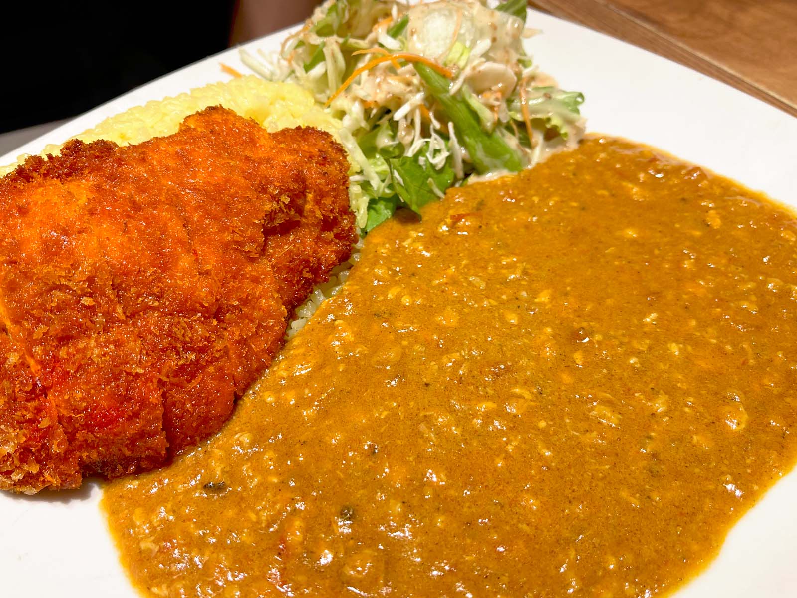 インドカレー AMARA(アマラ)の白桃ラッシーとタンドリーチキンカツカレー、バターチキン&野菜カリー食べた！／CIAL横浜店