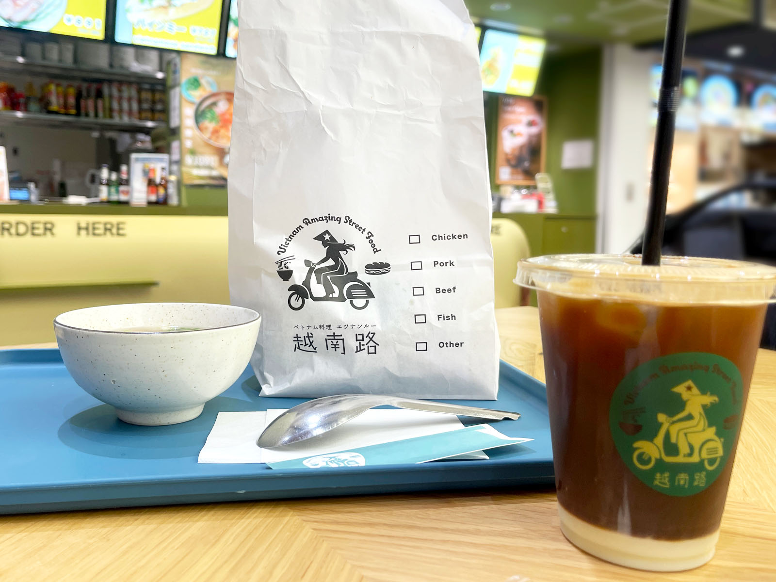 本格ベトナム料理 越南路(エツナンルー)で練乳入りベトナムコーヒー、ローストポークフォー、チキンバインミー食べたよ／横浜ワールドポーターズ