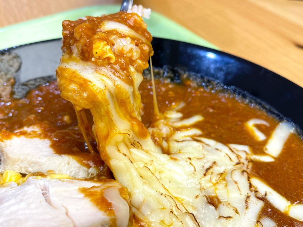 カレーパン専門店 ジラッファ(Giraffa)で、トマトと鶏白湯のチキンコンフィカレー食べた！／横浜ワールドポーターズ