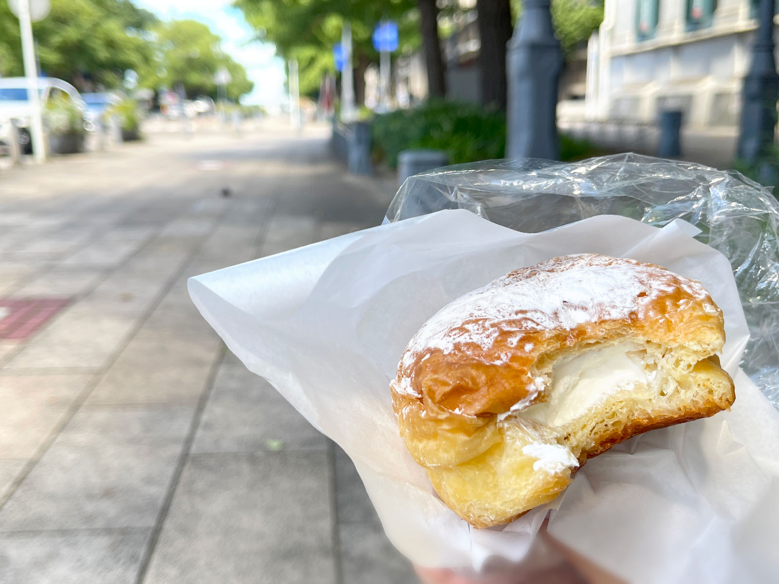 コンビニ グーツ(Gooz)でクリームたっぷりのシュークリームとクインシュー食べた！／横浜・いちょう並木通り