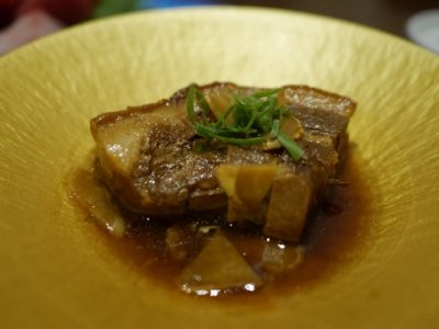 琉球ダイニングふぁいみーるで地魚の刺身とラフテーと宮古牛にぎり食べたよ／宮古島