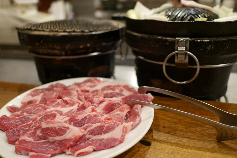 「ひげのうし」すすきの本店でラム肩ロース肉とラムソーセージのジンギスカン食べたよ／札幌狸小路