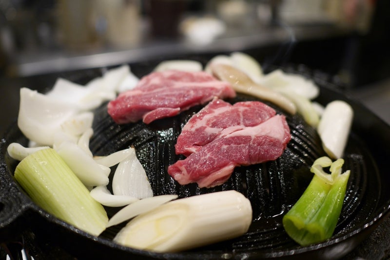 「ひげのうし」すすきの本店でラム肩ロース肉とラムソーセージのジンギスカン食べたよ／札幌狸小路