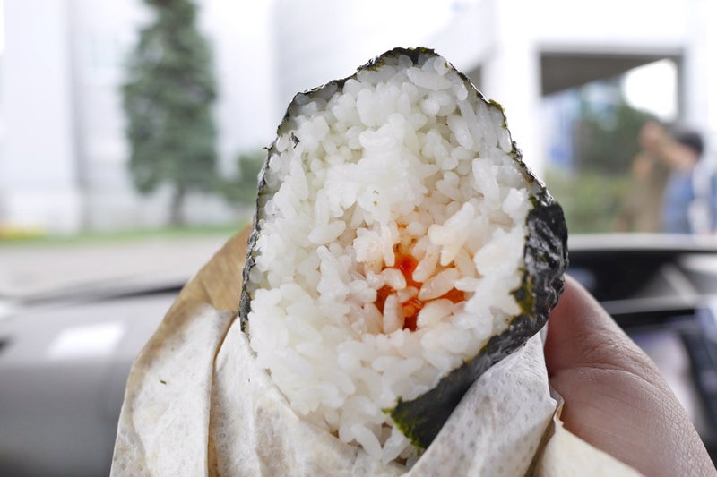 佐藤水産のおむすび直売店でいくらのおにぎり買ったよ／北海道石狩市サーモンファクトリー店