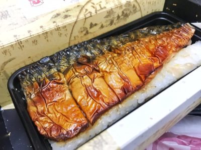 回転寿し「トリトン」でホタテとサーモンとボタンエビ食べたよ／札幌円山店