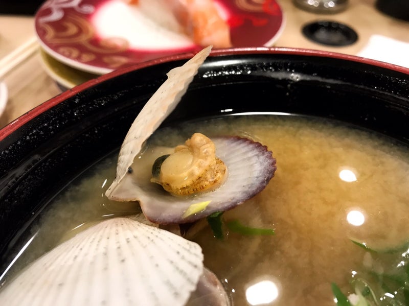 回転寿し「トリトン」でホタテとサーモンとボタンエビ食べたよ／札幌円山店