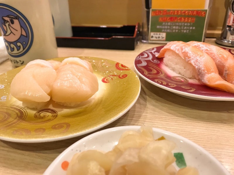 回転寿し「トリトン」でホタテとサーモンとボタンエビ食べたよ／札幌円山店