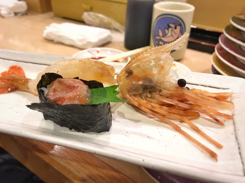 回転寿し「トリトン」でホタテとサーモンとボタンエビ食べたよ／札幌円山店