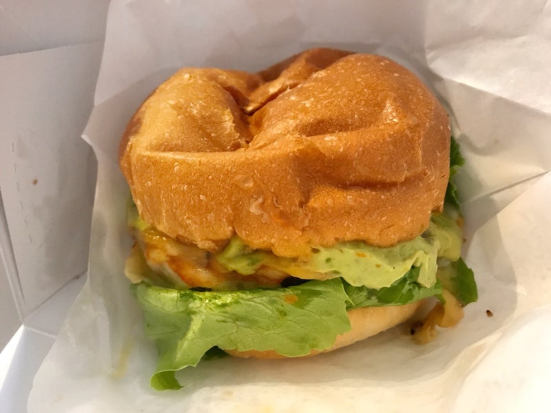 ダグズ・バーガー(DOUG'S BURGER)でアボカドチーズバーガーとツナステーキバーガー食べたよ／宮古島