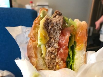 ダグズ・バーガー(DOUG’S BURGER)でアボカドチーズバーガーとツナステーキバーガー食べたよ／宮古島