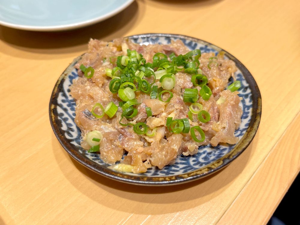 大衆すし酒場「めのじ」でアジのなめろう、ししゃもと大葉の梅肉天、紫蘇モッツァレラ天、ツムブリ・真鯛が入った本日のお造り5点盛り食べた！／横浜・桜木町