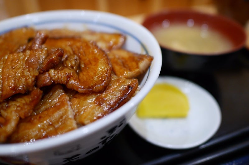 「ぶた丼のとん田」で豚バラ肉を使ったバラぶた丼食べたよ／北海道帯広