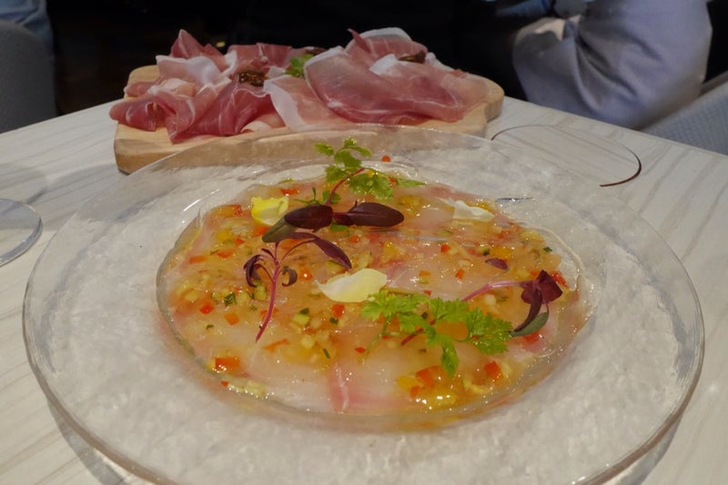 「俺のフレンチ」で生ハムと鮮魚カルパッチョと鴨肉のコンフィ食べたよ／横浜