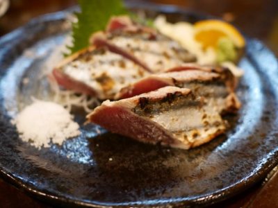 大衆酒場「一本釣り」で塩かつおとカツオのはらんぼと川エビの素揚げ食べたよ／高知・はりまや橋駅